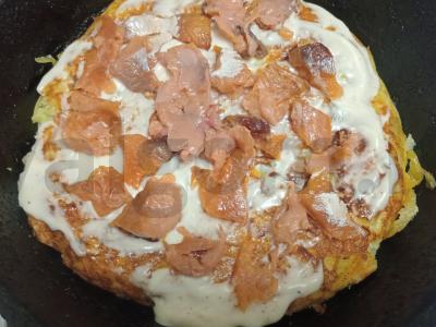 Bulvių apkepas su rūkytomis lašišomis keptuvėje Žingsnis 9