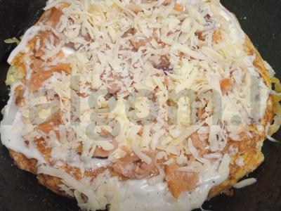 Bulvių apkepas su rūkytomis lašišomis keptuvėje Žingsnis 10