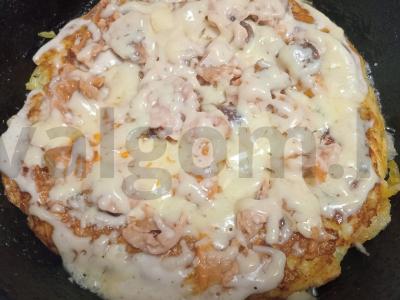 Bulvių apkepas su rūkytomis lašišomis keptuvėje Žingsnis 11