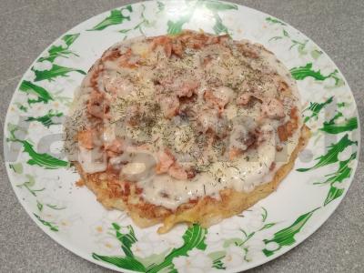 Bulvių apkepas su rūkytomis lašišomis keptuvėje pagrindine nuotrauka