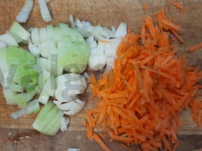 Namų plovas iš kiaulienos su česnaku ir morkomis Žingsnis 1