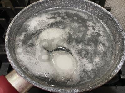 Baltymų salotas su agurku, kiaušiniu ir žaliu svogūnu Žingsnis 1