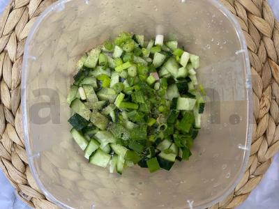 Baltymų salotas su agurku, kiaušiniu ir žaliu svogūnu Žingsnis 3