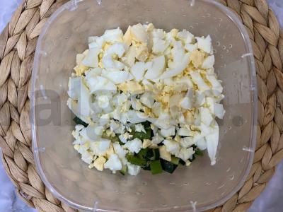 Baltymų salotas su agurku, kiaušiniu ir žaliu svogūnu Žingsnis 4