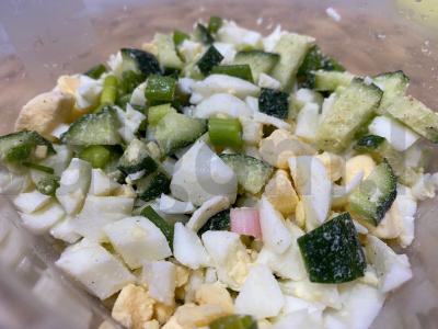 Baltymų salotas su agurku, kiaušiniu ir žaliu svogūnu Žingsnis 5