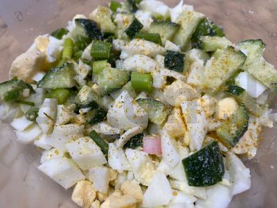 Baltymų salotas su agurku, kiaušiniu ir žaliu svogūnu pagrindine nuotrauka