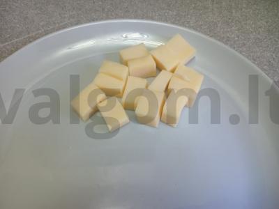 Sūrių lėkštė su figomis, dviem vynuogių rūšimis ir graikiniais riešutais Žingsnis 1