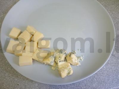 Sūrių lėkštė su figomis, dviem vynuogių rūšimis ir graikiniais riešutais Žingsnis 2