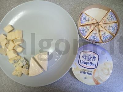 Sūrių lėkštė su figomis, dviem vynuogių rūšimis ir graikiniais riešutais Žingsnis 3