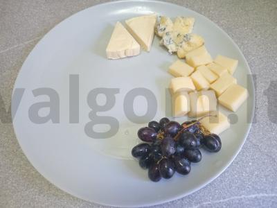 Sūrių lėkštė su figomis, dviem vynuogių rūšimis ir graikiniais riešutais Žingsnis 4