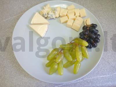 Sūrių lėkštė su figomis, dviem vynuogių rūšimis ir graikiniais riešutais Žingsnis 5