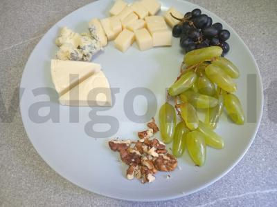 Sūrių lėkštė su figomis, dviem vynuogių rūšimis ir graikiniais riešutais Žingsnis 6