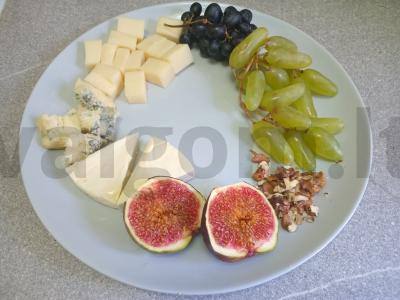 Sūrių lėkštė su figomis, dviem vynuogių rūšimis ir graikiniais riešutais Žingsnis 7