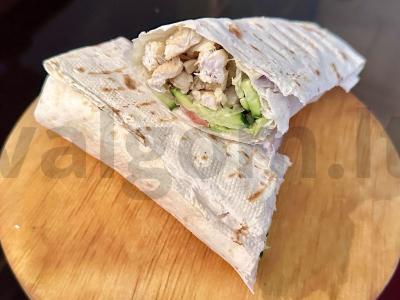 Namų šašlykas su daržovėmis, sūriu ir grietine pagrindine nuotrauka