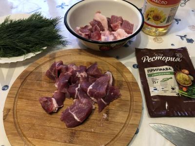 Kiaulienos pečių su grybais ir prieskoniais Žingsnis 4