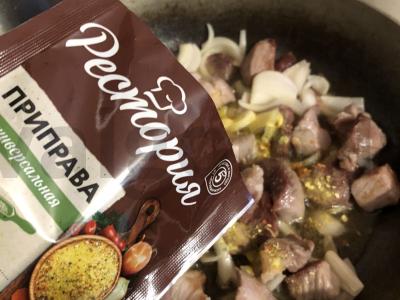 Kiaulienos pečių su grybais ir prieskoniais Žingsnis 7