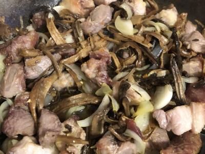 Kiaulienos pečių su grybais ir prieskoniais Žingsnis 9