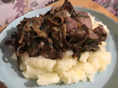 Kiaulienos pečių su grybais ir prieskoniais pagrindine nuotrauka