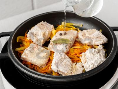 Troškinta menkė su morkomis ir svogūnais Žingsnis 5