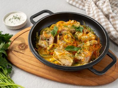 Troškinta menkė su morkomis ir svogūnais pagrindine nuotrauka