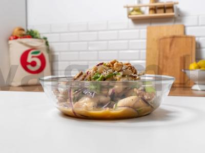 Pupelių ir vištienos salotos pagrindine nuotrauka