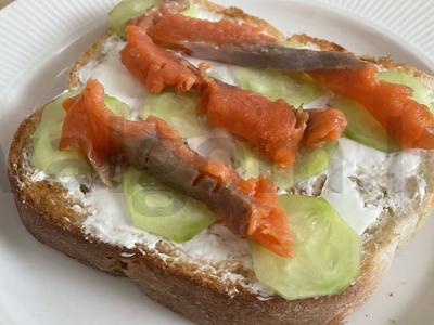 Tostai su varškės sūriu ir upėtakiu pagrindine nuotrauka