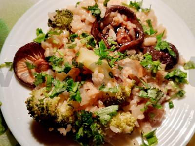 Ryžiai su šitake grybais ir brokoliais pagrindine nuotrauka