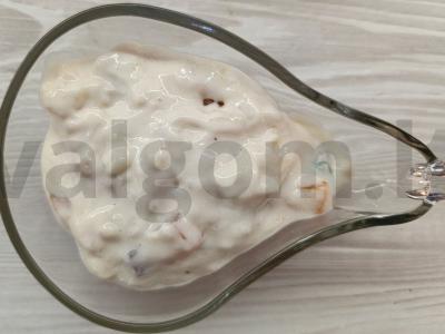 Desertas su raugintu pienu ir bananų piurė pagrindine nuotrauka