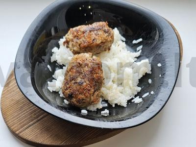 Žuvies konservų kotletai su ryžiais pagrindine nuotrauka