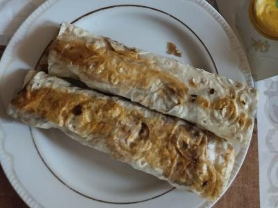 Kepti vamzdeliai su dešrelėmis, sūriu ir daržovėmis pagrindine nuotrauka