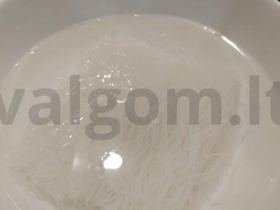 Puikus salotas su jūros kopūstais ir funčozomis Žingsnis 1