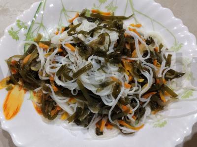 Puikus salotas su jūros kopūstais ir funčozomis pagrindine nuotrauka