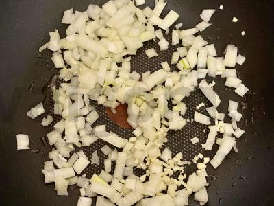 Basmati ryžiai su svogūnais ir plovo prieskoniu Žingsnis 1