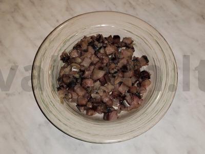 Sluoksniuotas salotas „Skumbrija po kailiu“ Žingsnis 2