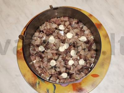 Sluoksniuotas salotas „Skumbrija po kailiu“ Žingsnis 9