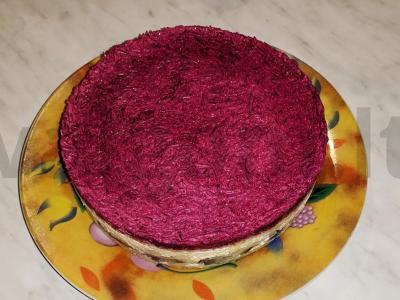 Sluoksniuotas salotas „Skumbrija po kailiu“ pagrindine nuotrauka