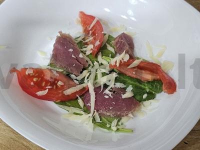 Karpačo salotas su špinatų lapais pagrindine nuotrauka