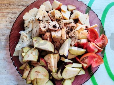 Vištienos kaklai, kepti orkaitėje su daržovėmis ir obuoliais Žingsnis 3