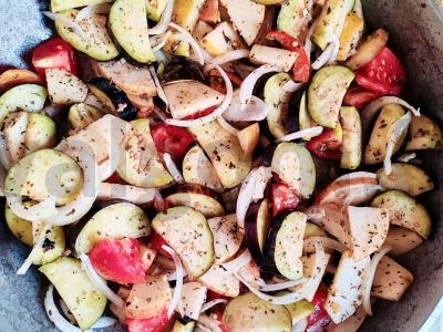 Vištienos kaklai, kepti orkaitėje su daržovėmis ir obuoliais Žingsnis 4