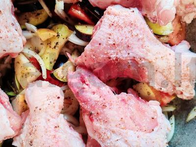 Vištienos kaklai, kepti orkaitėje su daržovėmis ir obuoliais Žingsnis 5