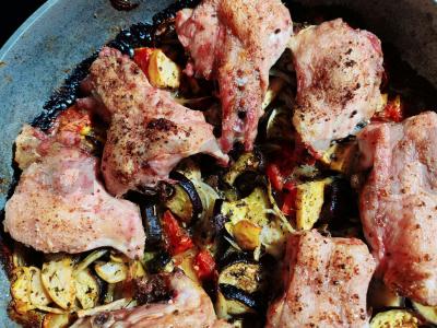 Vištienos kaklai, kepti orkaitėje su daržovėmis ir obuoliais Žingsnis 6