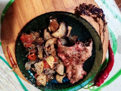 Vištienos kaklai, kepti orkaitėje su daržovėmis ir obuoliais pagrindine nuotrauka