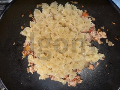 Farfalle su vištienos faršu Žingsnis 3