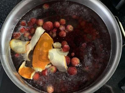 Uogų gėrimas su apelsinų natomis Žingsnis 2