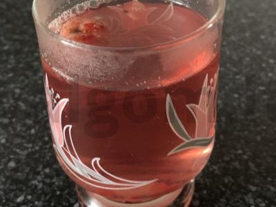 Uogų gėrimas su apelsinų natomis pagrindine nuotrauka