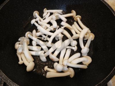 Azijietiški šimidži grybai su spagečiais Žingsnis 3