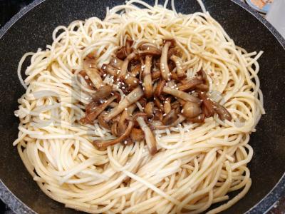 Azijietiški šimidži grybai su spagečiais Žingsnis 11