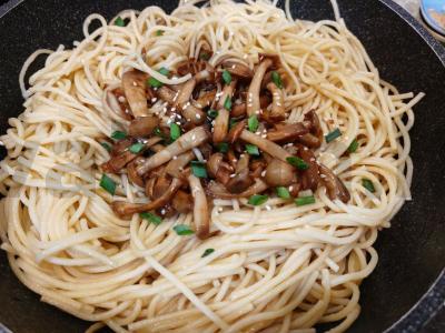 Azijietiški šimidži grybai su spagečiais Žingsnis 12