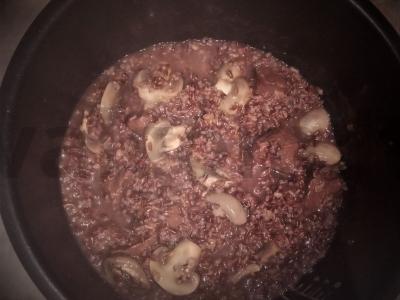 Raudonasis ryžiai su mėsa ir grybais pagrindine nuotrauka