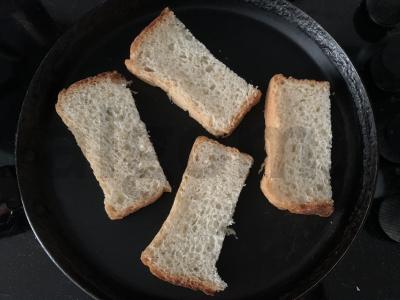 Užkandžių sumuštiniai su dešrelėmis ir lydytu sūriu Žingsnis 1